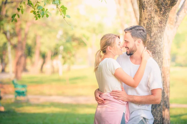 Imagem Retrato Jovem Casal Desfrutando Parque Pôr Sol Conceito Romântico — Fotografia de Stock