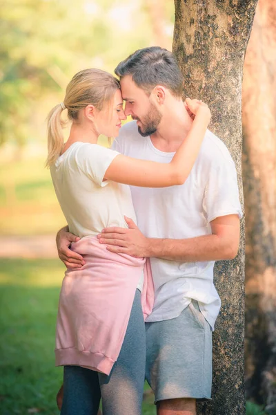 Imagem Retrato Jovem Casal Desfrutando Parque Pôr Sol Conceito Romântico — Fotografia de Stock