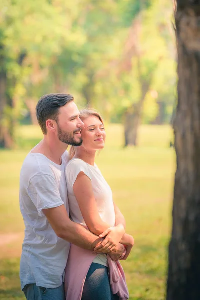 Portrait Jeune Couple Jouissant Dans Parc Coucher Soleil Concept Romantique — Photo
