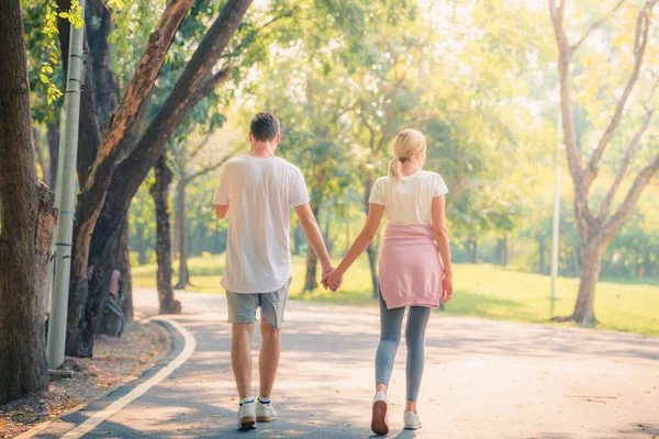 Retrato Casal Jovem Desfrutando Parque Pôr Sol Conceito Romântico Amor — Fotografia de Stock