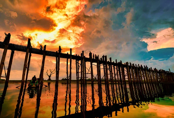 Silhouette Bein Bridge Gente Atardecer Ayeyarwady River Mandalay Myanmar — Foto de Stock
