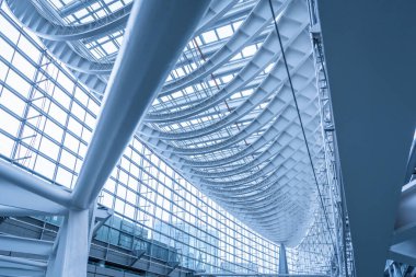 Tokyo, Japonya - 18 Haziran 2018 - Tokyo Uluslararası Forum 'un mimari iç tasarımı, Tokyo, Japonya' daki çok amaçlı sergi merkezi için cam bir atriyumu kucaklıyor.