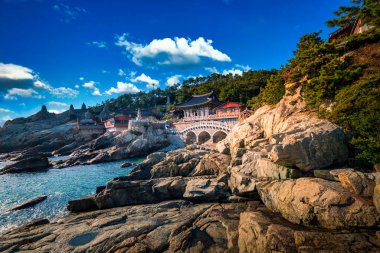 Güney Kore, Busan 'da gündüz vakti mavi gökyüzünde Haedong Yonggungsa Tapınağı.