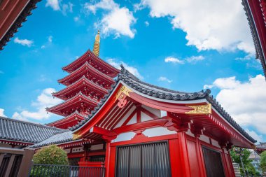 Sensoji, Asakusa, Tokyo, Japonya 'da gündüz vakti bulunan antik bir Budist tapınağıdır..