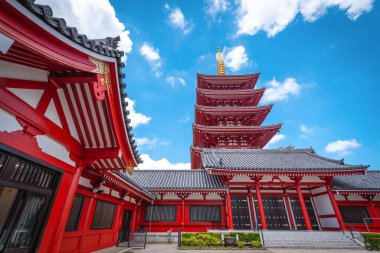 Sensoji, Asakusa, Tokyo, Japonya 'da gündüz vakti bulunan antik bir Budist tapınağıdır..