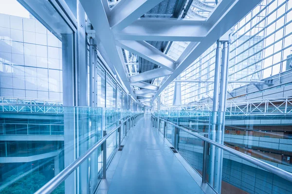 Tokyo, Japonya - 18 Haziran 2018 - Tokyo Uluslararası Forum 'un mimari iç tasarımı, Tokyo, Japonya' daki çok amaçlı sergi merkezi için cam bir atriyumu kucaklıyor.