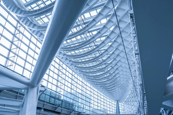 Tokyo, Japonya - 18 Haziran 2018 - Tokyo Uluslararası Forum 'un mimari iç tasarımı, Tokyo, Japonya' daki çok amaçlı sergi merkezi için cam bir atriyumu kucaklıyor.