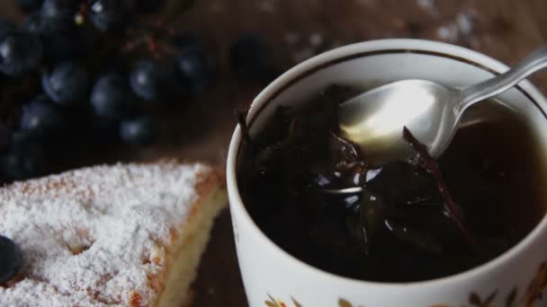 Secangkir teh berdaun hitam panas — Stok Video