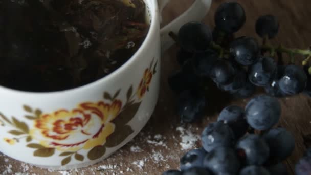 Taza de té caliente de hojas negras — Vídeo de stock