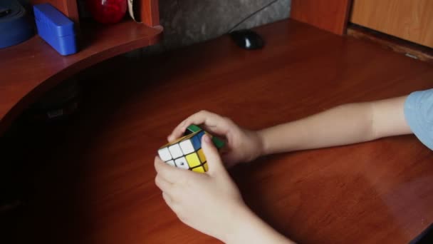 Dneprodzerzhinsk. Ucraina. 25 settembre 2016: Bambino raccoglie Rubiks Cube — Video Stock