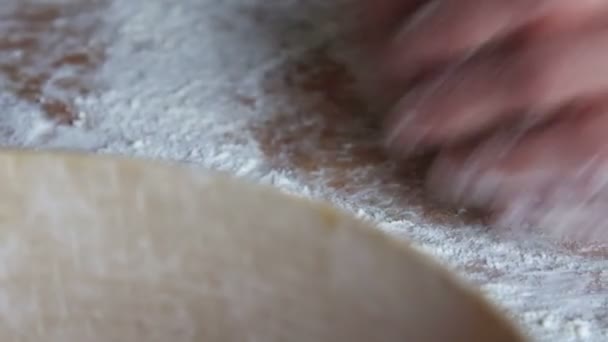 Vrouw kneedt zelfgemaakte Daugh — Stockvideo