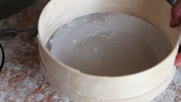 Una mujer tamiza la harina a través de un tamiz — Vídeo de stock
