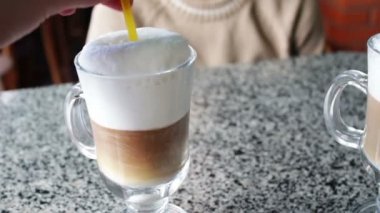 Lezzetli köpük ile sıcak latte