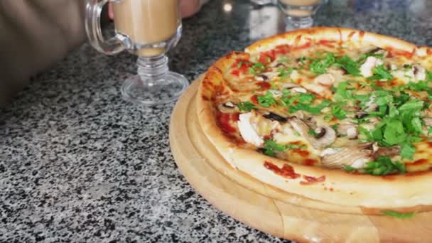 Hete pizza met stoom — Stockvideo