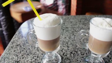 Lezzetli köpük ile sıcak latte