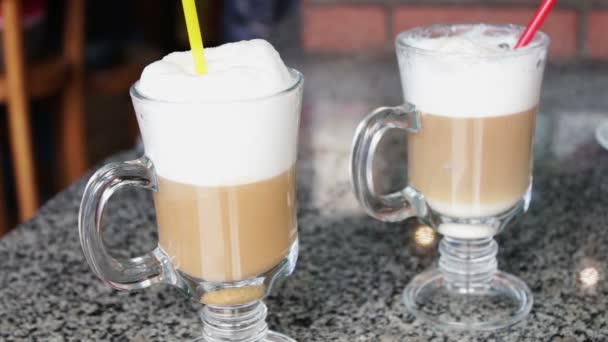 Gorące latte z pianki smaczne — Wideo stockowe