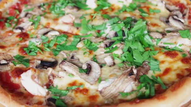 Hete pizza met stoom — Stockvideo