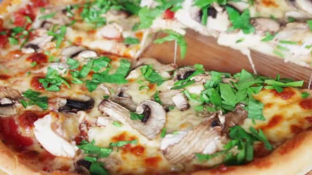 Pizza quente com vapor — Vídeo de Stock