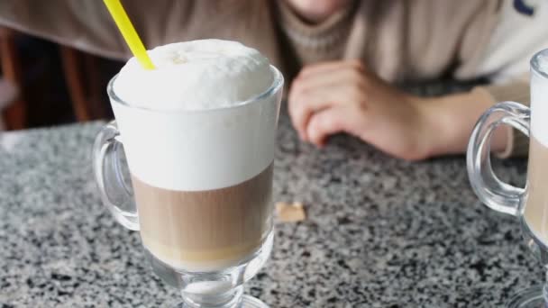 Latte quente com espuma saborosa — Vídeo de Stock