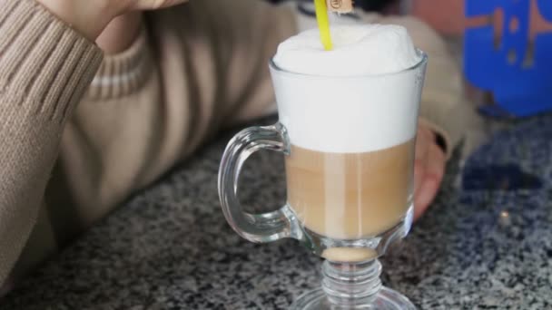 Latte caliente con espuma sabrosa — Vídeo de stock