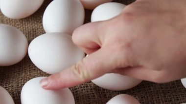 taze beyaz büyük çiğ yumurta