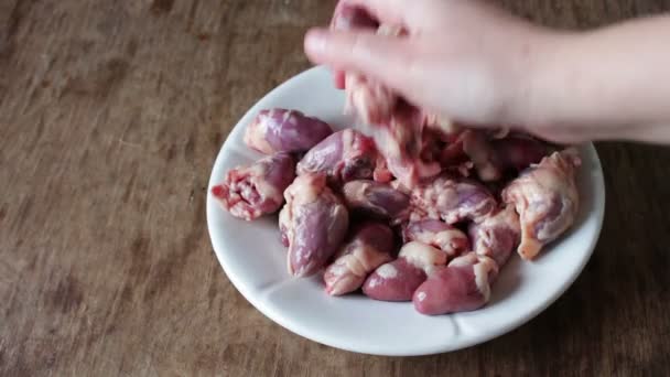 Färsk rå kyckling hjärtan — Stockvideo
