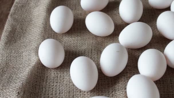 Verse rauwe witte eieren — Stockvideo