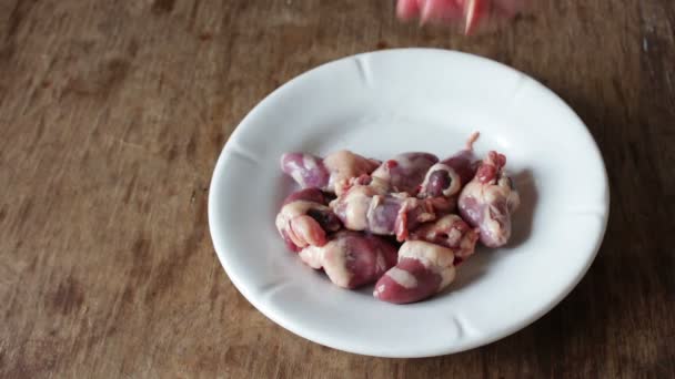 Corazones frescos de pollo crudo — Vídeos de Stock