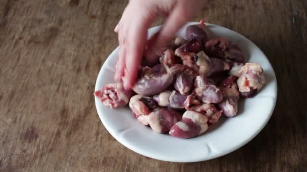 新鲜原料鸡的心 — 图库视频影像