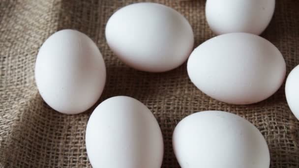 Huevos crudos grandes blancos frescos — Vídeos de Stock