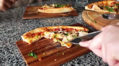 İnsanlar büyük dilim sıcak pizza yemek