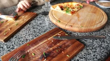 İnsanlar büyük dilim sıcak pizza yemek
