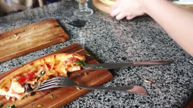 İnsanlar büyük dilim sıcak pizza yemek