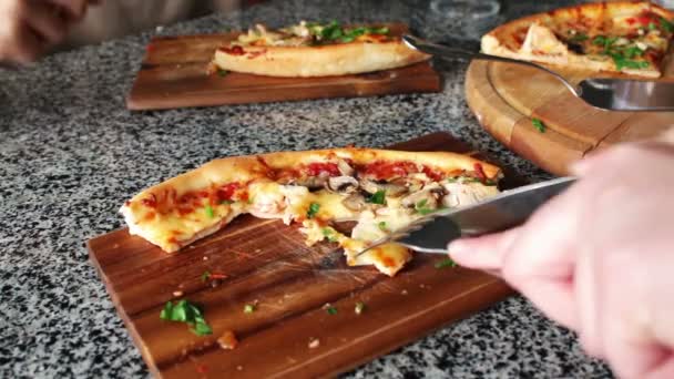 La gente mangia grandi pezzi di pizza calda — Video Stock