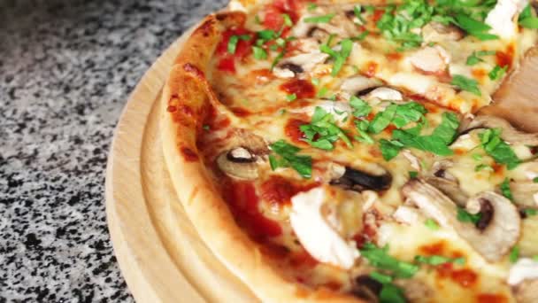 Varm pizza med ånga — Stockvideo