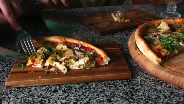 İnsanlar büyük dilim sıcak pizza yemek — Stok video