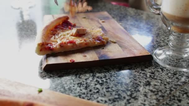 Великий шматочок смачної гарячої свіжої піци — стокове відео