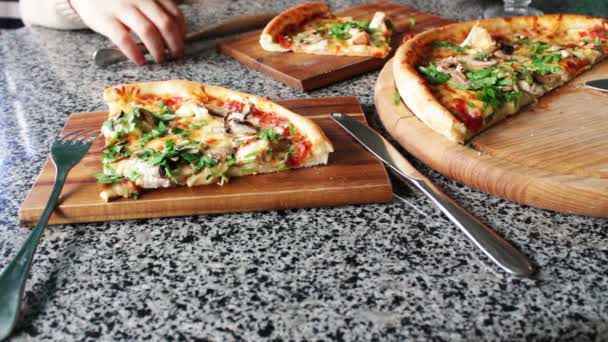 Hete pizza met stoom — Stockvideo