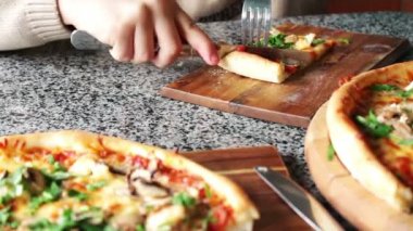 İnsanlar büyük dilim sıcak pizza yemek