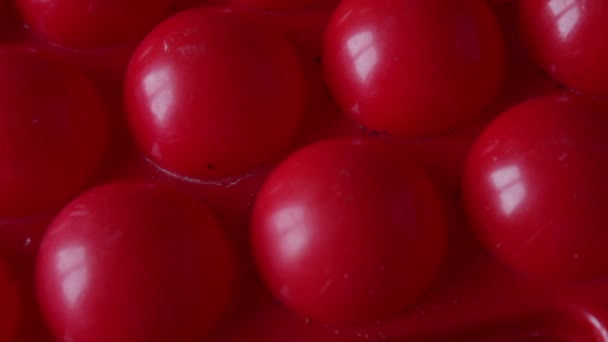 Huevos crudos frescos en una bandeja roja — Vídeo de stock