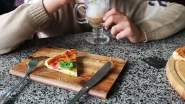 Çocuk yeme lezzetli Pizza