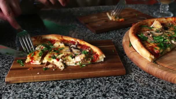 Mensen eten grote stukken van hete pizza — Stockvideo