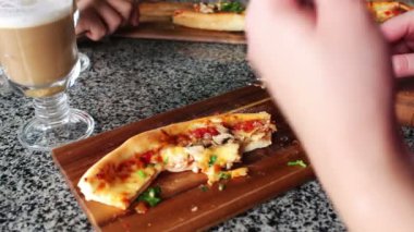 İnsanlar büyük dilim sıcak pizza yemek