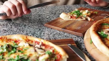 İnsanlar büyük dilim sıcak pizza yemek