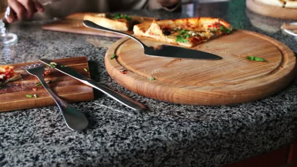 Grande fatia de deliciosa pizza fresca quente — Vídeo de Stock