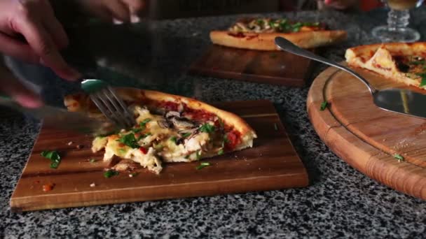 Mensen eten grote stukken van hete pizza — Stockvideo