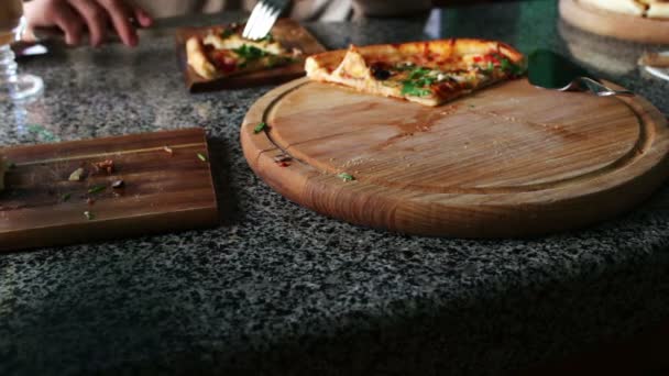 Große Scheibe leckere heiße frische Pizza — Stockvideo