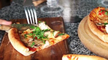 Buhar ile sıcak pizza