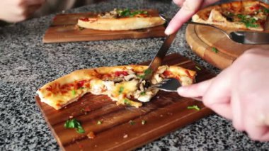 İnsanlar büyük dilim sıcak pizza yemek