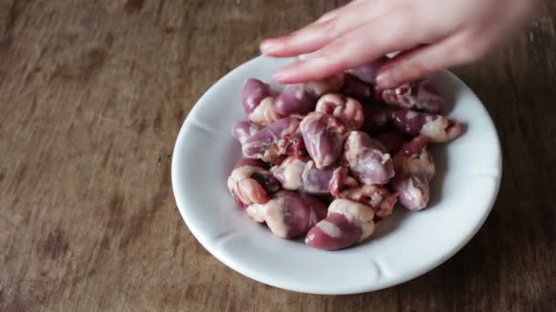 Corazones frescos de pollo crudo — Vídeo de stock